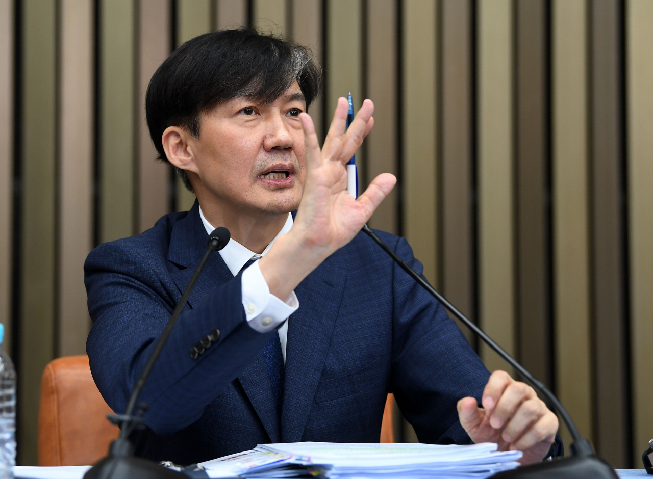 조국 법무부 장관 후보자가 2일 오후 국회에서 열린 기자간담회에서 취재진의 질문에 답변하고 있다. [연합]