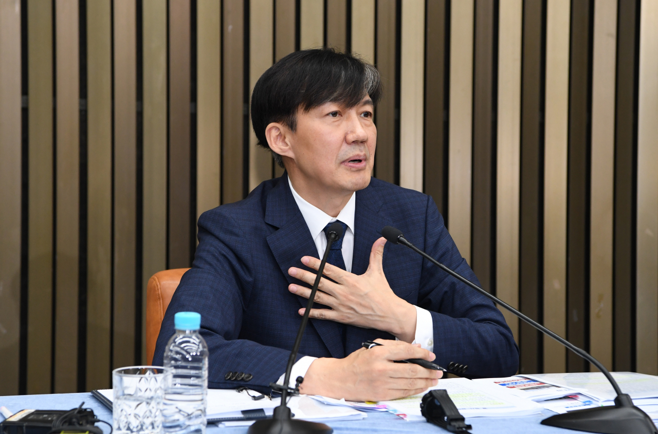 조국 법무부 장관 후보자가 2일 오후 국회에서 열린 기자간담회에서 취재진 질문에 답변하고 있다. [연합]