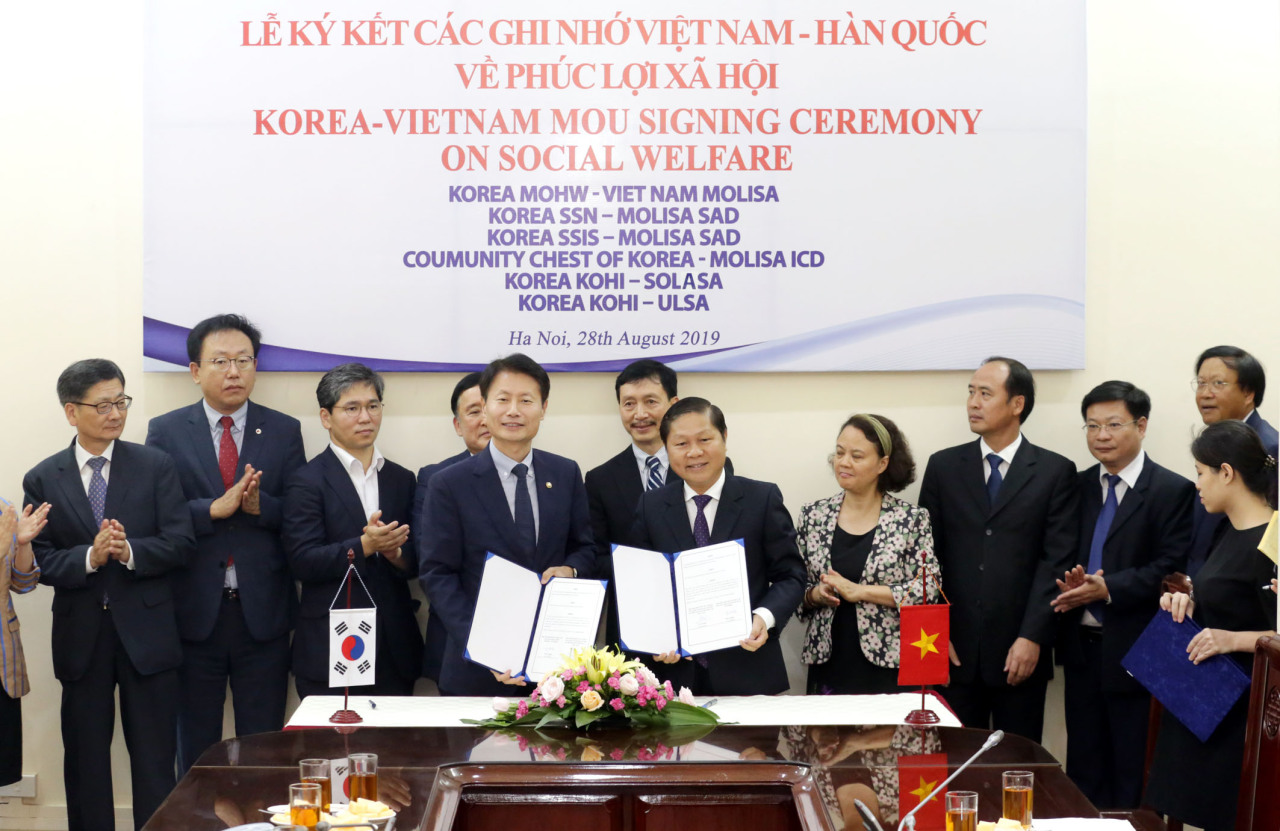 S. Korean Health Minister Kim Gang-lip, Vietnamese Social Affairs Minister Le Tan Dung sign memorandum of understanding Wednesday in Hanoi (Health Ministry)