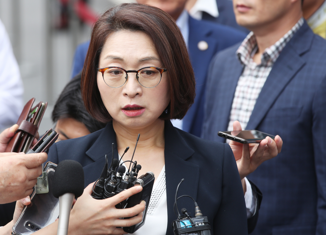 정치자금법 위반 혐의로 불구속기소 된 은수미 성남시장이 2일 오후 경기도 성남시 수원지방법원 성남지원에서 열린 1심 선고공판에서 벌금 90만원을 선고받고 나와 취재진 질문에 답하고 있다. [연합]