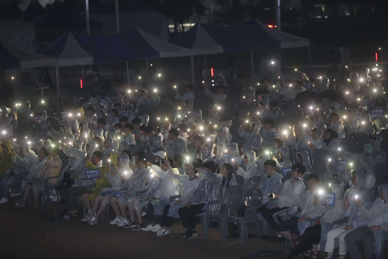 2일 오후 부산대 운동장 '넉넉한 터'에서 부산대 학생 300여명이 조국 법무부 장관 후보자 자녀 의혹 규명과 무대응으로 일관하는 학교 측 각성을 촉구하는 촛불집회를 열고 있다. [연합]