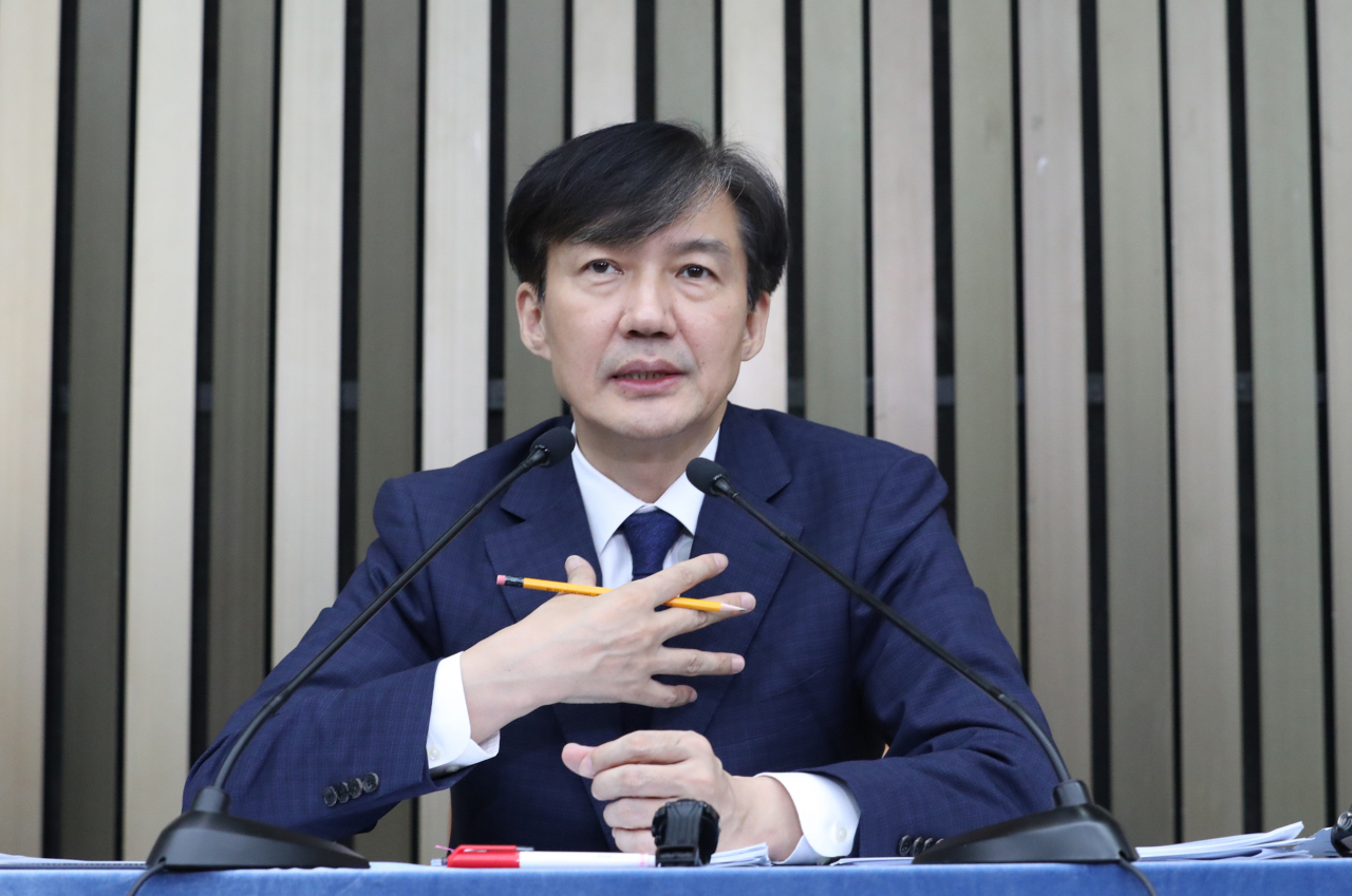 조국 법무부 장관 후보자가 2일 오후 국회에서 열린 기자간담회에서 질의에 대해 답변하고 있다. [연합]