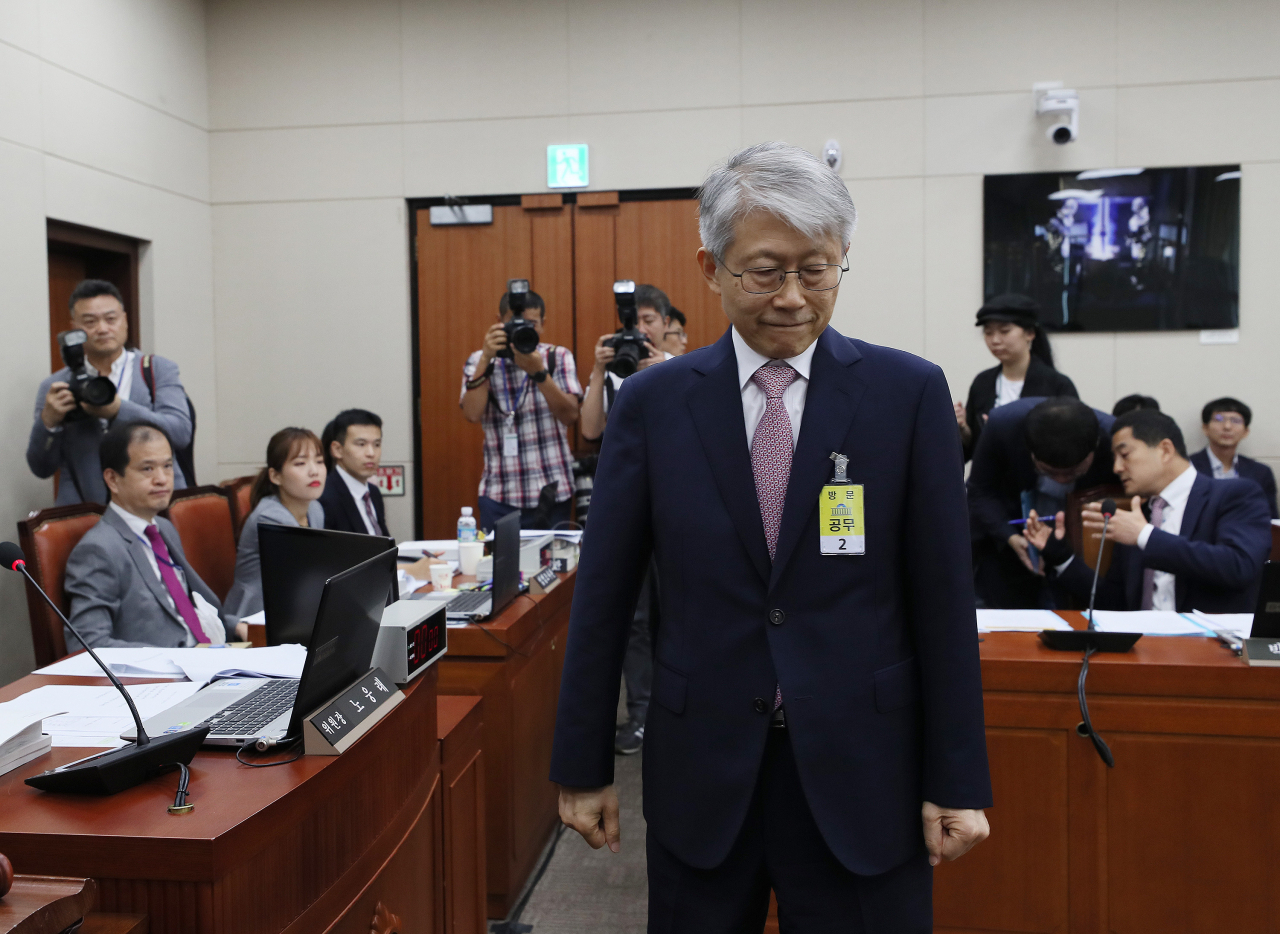 최기영 과학기술정보통신부 장관 후보자가 2일 오전 서울 여의도 국회 과학기술정보방송통신위원회에서 열린 인사청문회에서 노웅래 위원장에게 선서문을 제출한 뒤 자리로 향하고 있다. [연합]