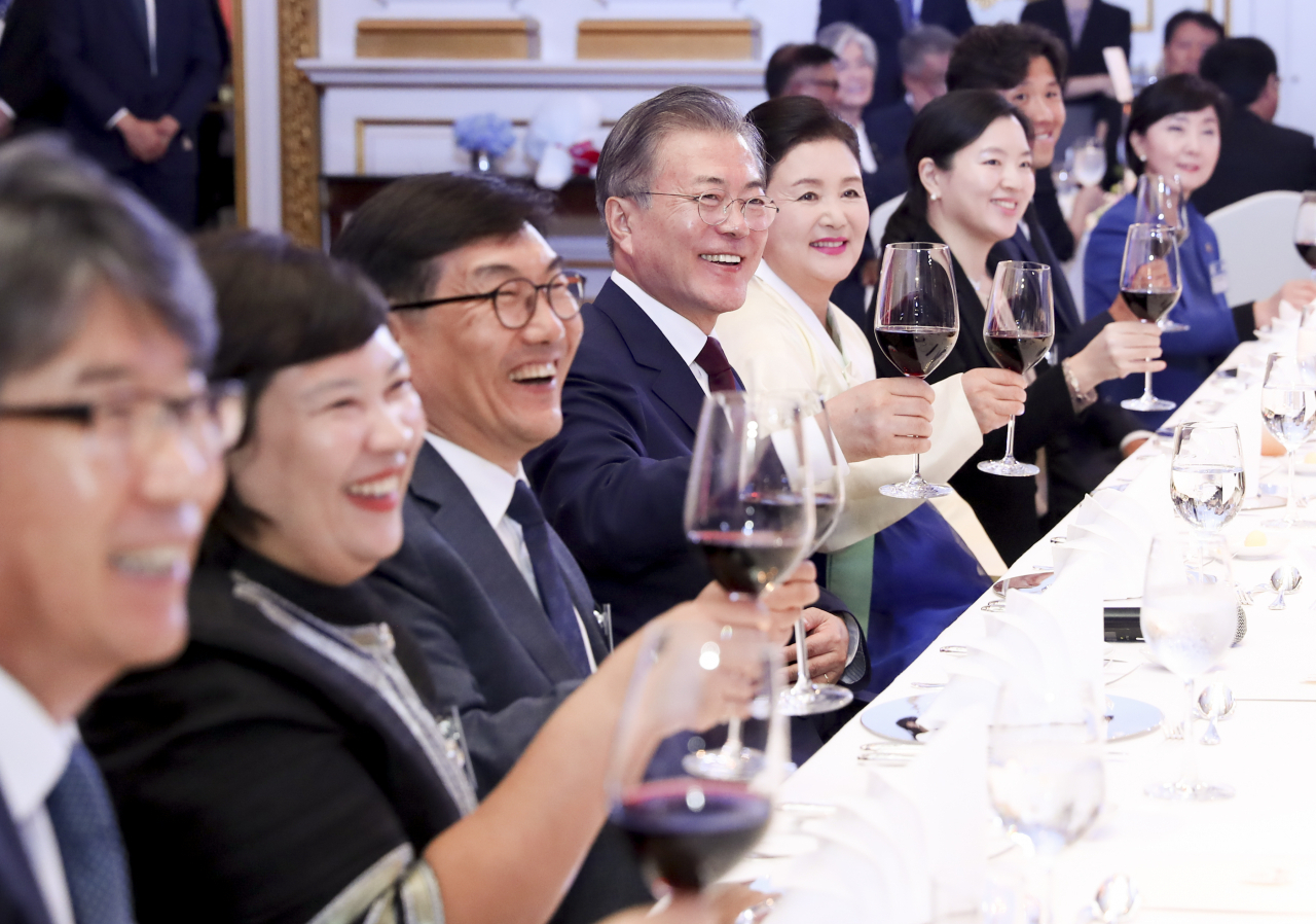 태국을 공식방문 중인 문재인 대통령과 김정숙 여사가 2일 오후(현지시간) 방콕 시내 만다린 오리엔탈 호텔에서 열린 동포 만찬간담회에서 참석 교민들과 건배하고 있다. [연합]