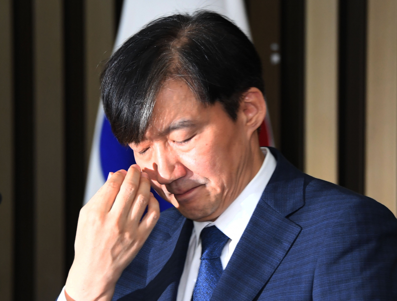 조국 법무부 장관 후보자가 2일 오후 국회에서 열린 기자간담회에서 가족들에 관련한 질문이 이어지자 눈시울을 붉히고 있다. [연합]