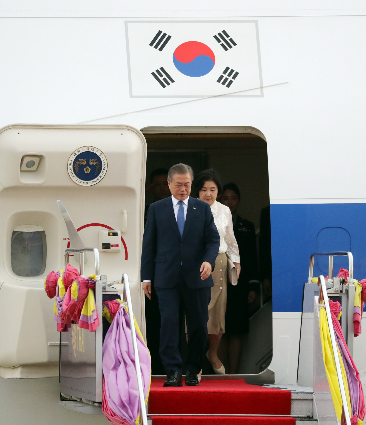문재인 대통령과 김정숙 여사가 1일 오후(현지시간) 태국 돈무앙 공항에 도착,공군 1호기를 나서고 있다. 문 대통령은 5박 6일의 일정으로 태국·미얀마·라오스 등 동남아 3개국을 순방한다. [연합]