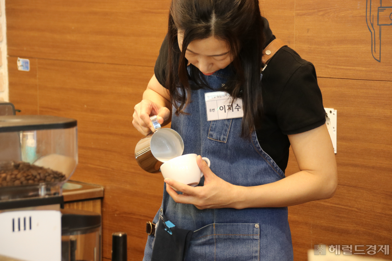 지난 7월에 열린 청각장애인 바리스타 전국대회 예선 참가자가 커피를 제조하고 있다. [강남구 제공]