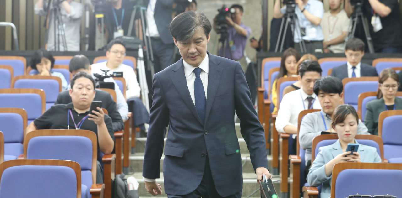 조국 법무부 장관 후보자가 지난 2일 오후 국회에서 저녁 식사를 마치고 다시 시작된 기자간담회에 입장하고 있다. [연합]