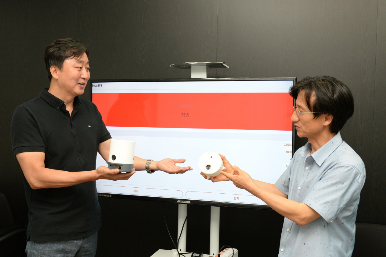 ETRI 연구진이 음장보안센서의 작동 원리에 대해 설명하고 있다.[ETRI 제공]