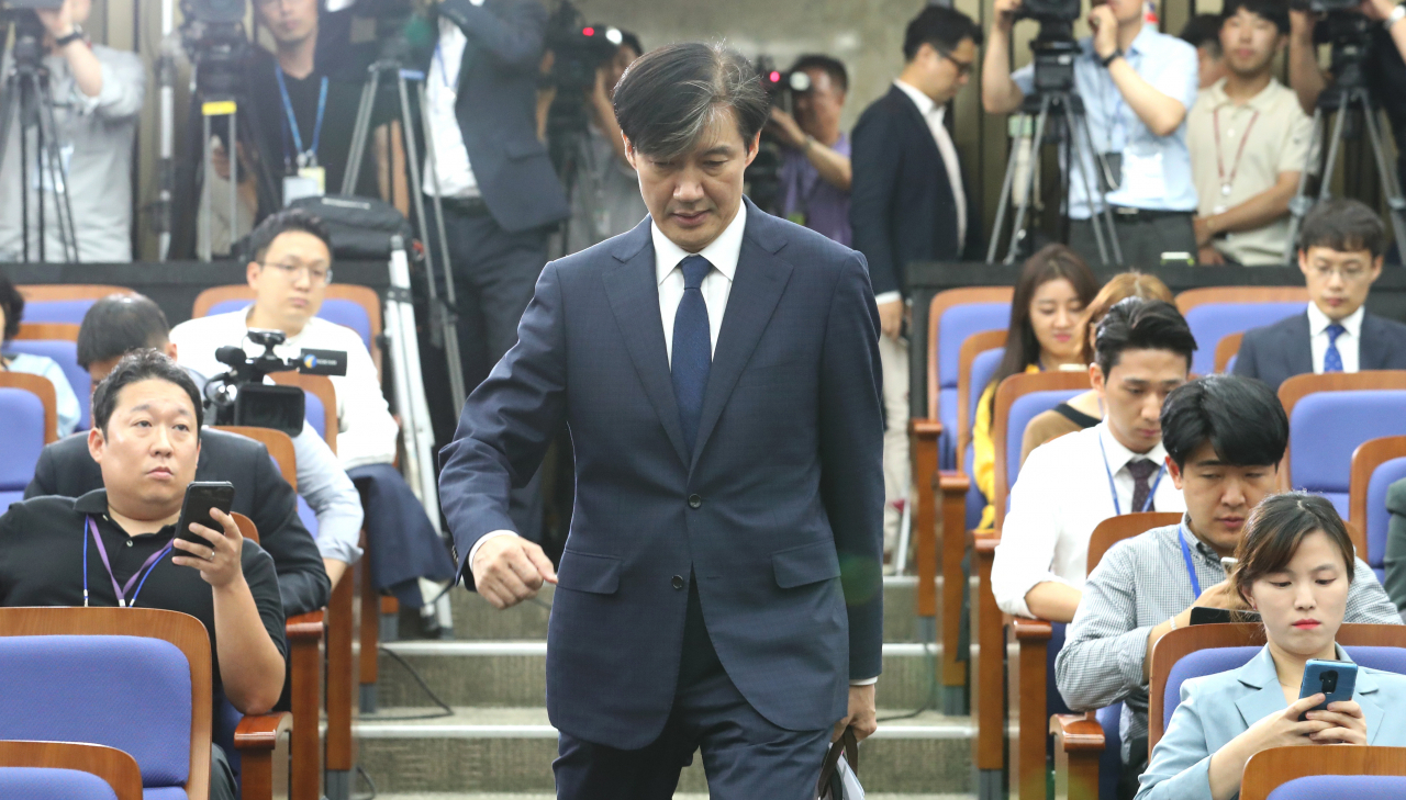 조국 법무부 장관 후보자가 2일 오후 국회에서 저녁 식사를 마치고 다시 시작된 기자간담회에 입장하고 있다. 연합뉴스
