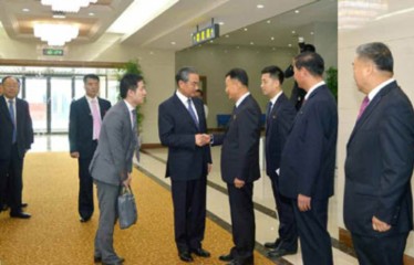 왕이 중국 외교담당 국무위원 겸 외교부장이 북한을 방문중인 가운데 김정은 국무위원장의 방중문제 협의와 함께 북미대화 재개를 비롯한 한반도정세에 미칠 영향에 관심이 모아지고 있다. 북한 외무성 관계자들이 2일 평양국제비행장에서 왕 부장 일행을 맞이하고 있다. [노동신문 홈페이지·헤럴드DB]