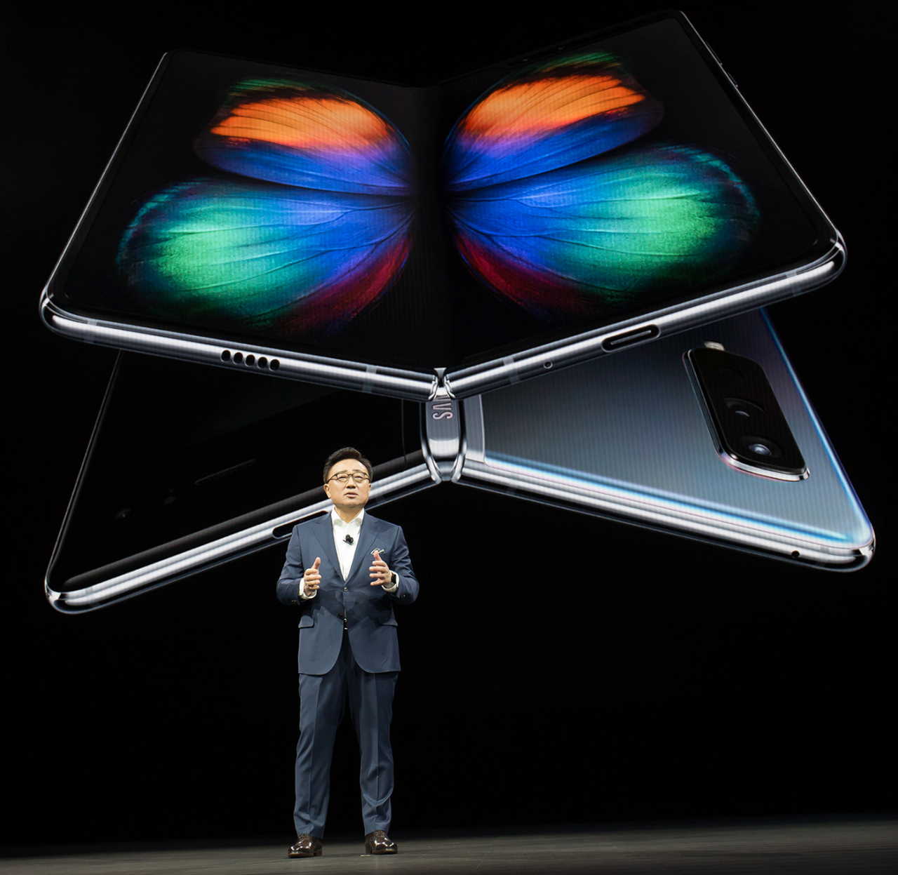 고동진 삼성전자 IM부문장(사장)이 지난 2월 MWC19에서 갤럭시폴드를 소개하고 있다. [삼성전자 제공]