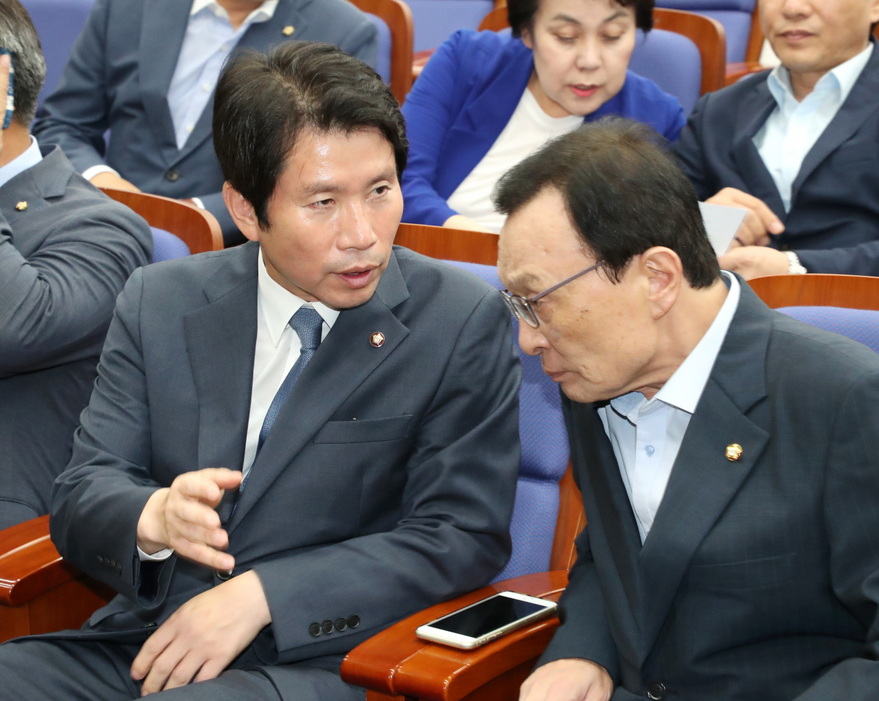 더불어민주당 이해찬 대표(오른쪽)와 이인영 원내대표가 2일 오후 국회에서 열린 의원총회에서 대화하고 있다. [연합]