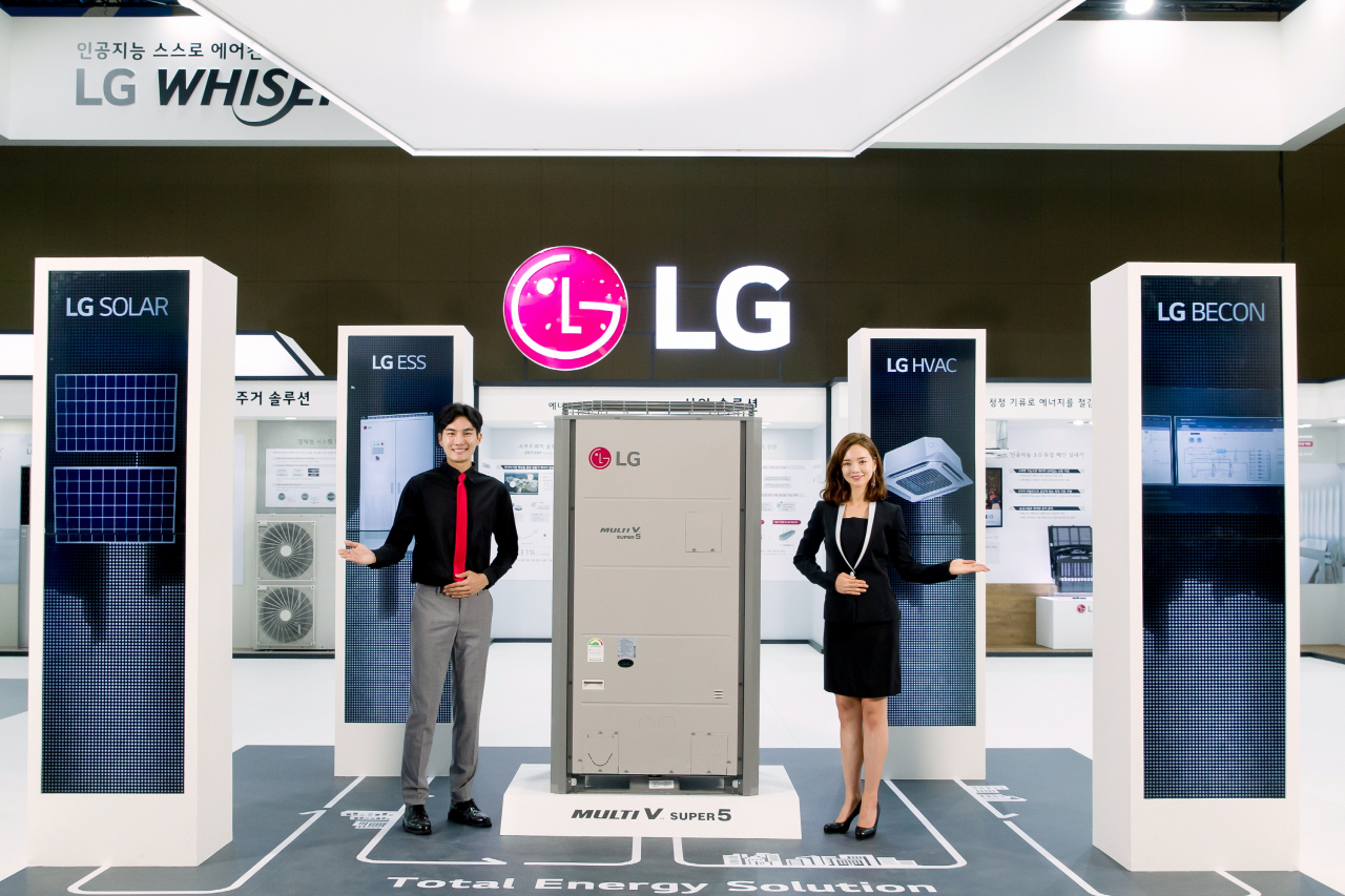 LG전자가 3일부터 6일까지 일산 킨텍스에서 열리는 ‘2019 대한민국 에너지대전(Korea Energy Show)’에 참가해 차별화된 토탈 에너지 솔루션을 대거 선보인다. LG전자 모델들이 멀티브이(Multi V), 에너지저장시스템(ESS; Energy Storage System) 등 LG전자만의 차별화된 총합 공조 제품을 소개하고 있다. [LG전자 제공]
