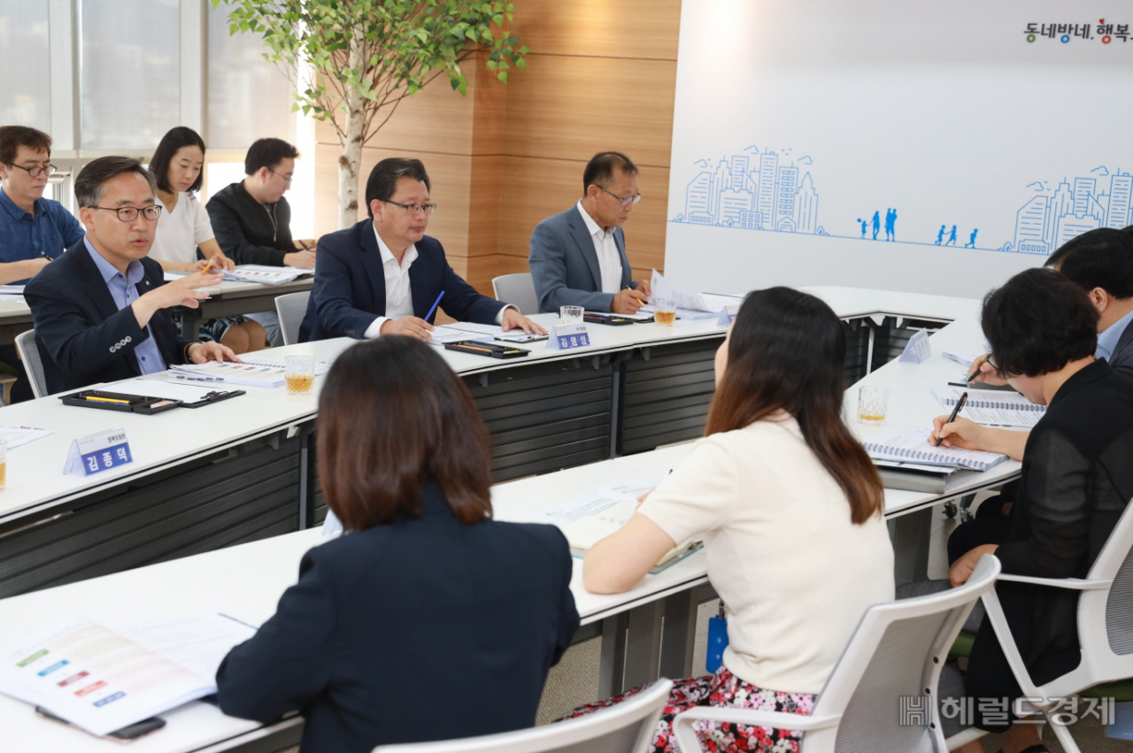 지난 2일 금천구청 소회의실에서 열린 ‘2020년 주요업무계획 보고회’에 참석한 유성훈 금천구청장(사진 가운데 줄 왼쪽 첫 번째)과 김영성 부구청장(두 번째) 등이 직원들과 2020년 주요업무에 대해 토론하고 있다. [금천구]