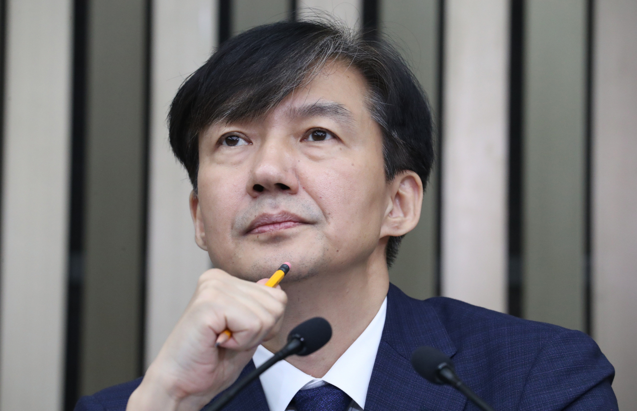 조국 법무부 장관 후보자가 2일 오후 국회에서 열린 기자간담회에서 굳은 표정으로 질문을 듣고 있다. [연합]