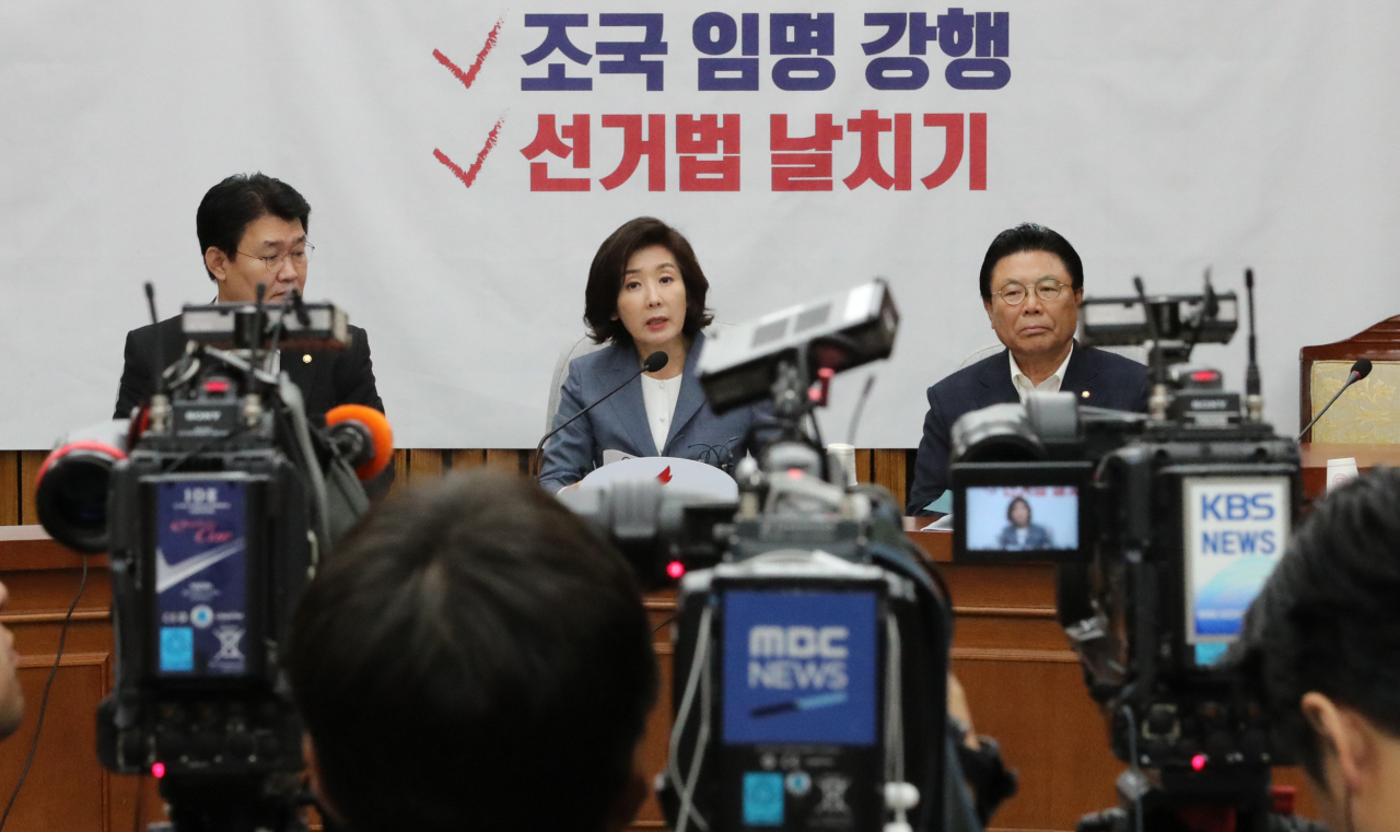 자유한국당 나경원 원내대표가 3일 오전 국회에서 열린 원내대책회의에서 발언하고 있다. 나경원 원내대표는 이날 회의에서 '조국 인사청문회 태스크포스(TF) 기자간담회'도 조국 법무부 장관 후보자 기자간담회와 동일한 방식으로 자유한국당에 반론권을 줄 것을 각 방송사에 요청했다. 연합뉴스