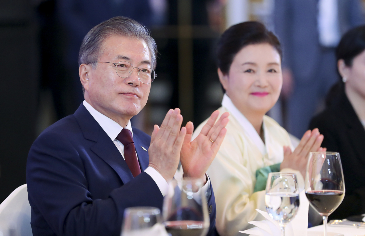 태국을 공식방문 중인 문재인 대통령과 김정숙 여사가 지난 2일 오후(현지시간) 방콕 시내 만다린 오리엔탈 호텔에서 열린 동포 만찬간담회에서 사회자의 발언에 박수치고 있다. [연합]