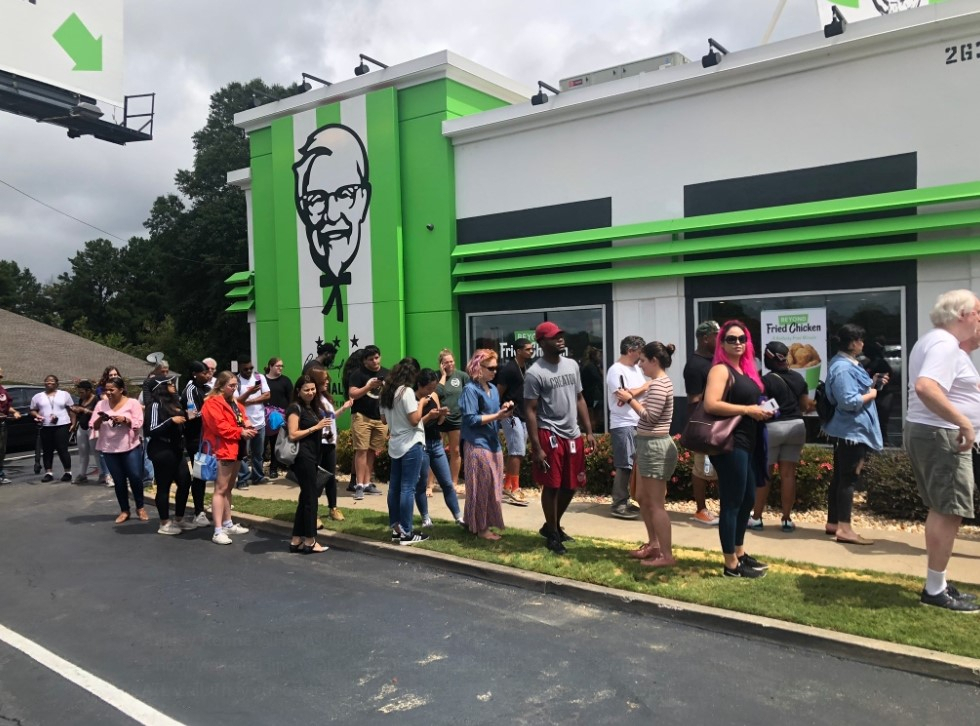 비욘드 프라이드 치킨을 사기 위해 KFC 애틀란타 매장 앞에 줄을 선 사람들 [Ashley Renne 트위터]