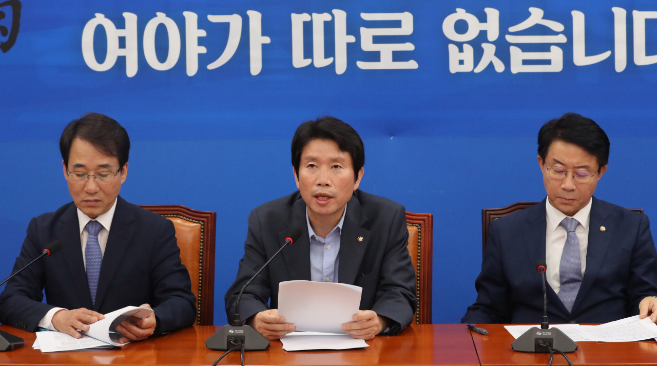 더불어민주당 이인영 원내대표가 3일 오전 국회에서 열린 원내대책회의에서 발언하고 있다. [연합]