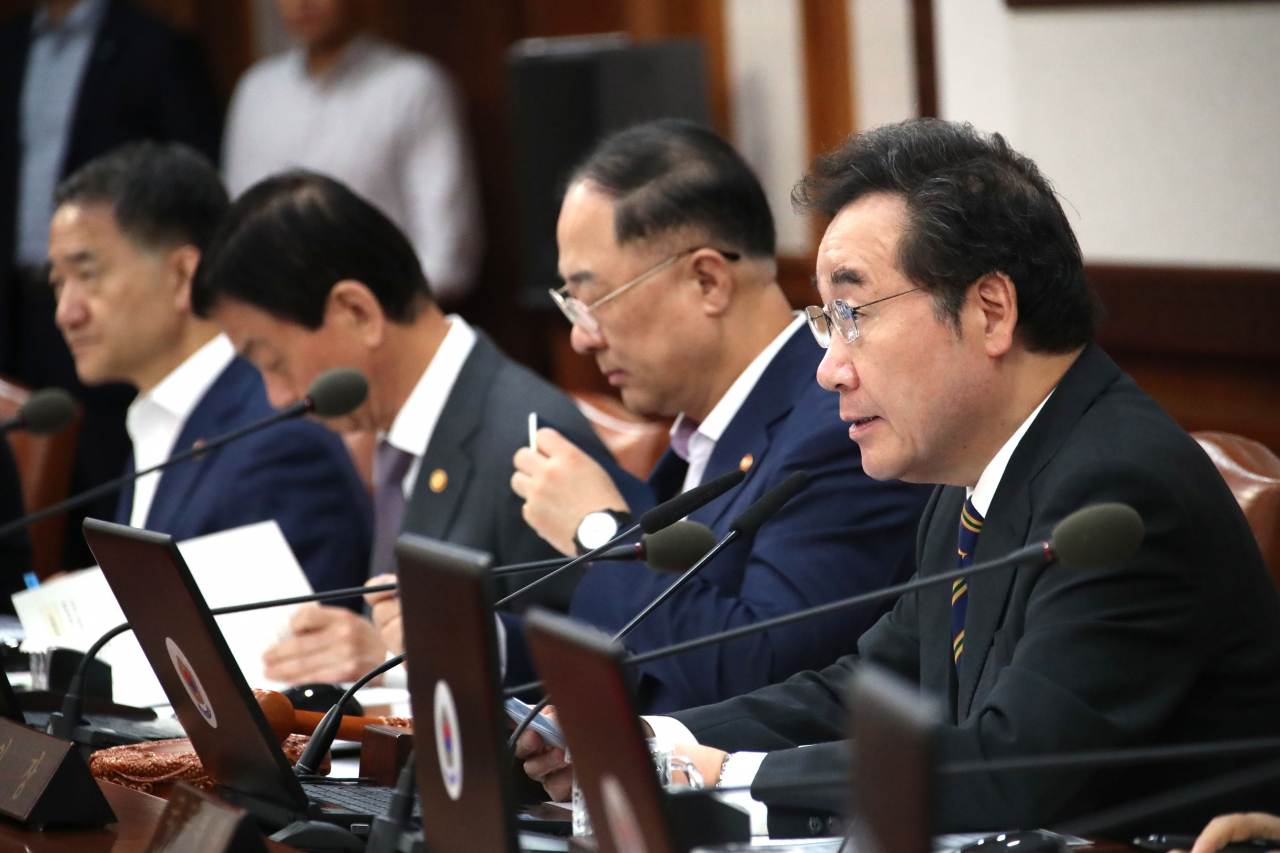 이낙연(오른쪽) 국무총리가 3일 정부서울청사에서 열린 국무회의에서 발언하고 있다. ［연합］