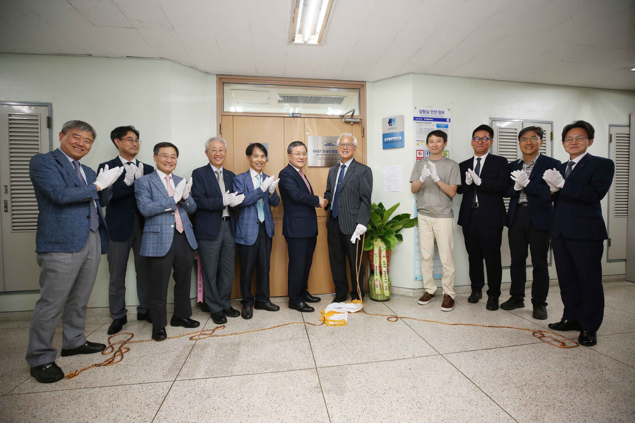 지난 8월 26일 KAIST 본원 생명과학과에서 열린 바이오디자인공학 연구실 현판식에 참여한 관계자들이 기념촬영을 하고 있다.[KAIST 제공]