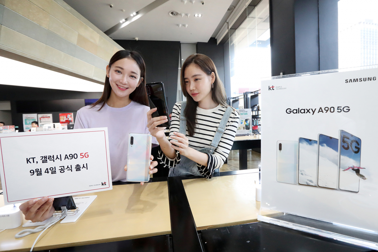 KT 모델이 삼성전자 갤럭시A90 5G 출시를 알리고 있다. [KT 제공]