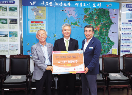 두산인프라코어가 3일, 충남 보령시청에서 보령시와 기탁식을 갖고 지역 상생 기금 1억원 을 전달했다. (오른쪽부터)김동일 보령시장, 박성권 두산인프라코어 전무, 이관형 충남사회복지공동모금회장이 기념 사진을 촬영하고 있다.