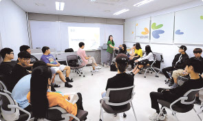 삼성전자서비스 ‘비전 클래스’에 참여한 다문화가정 자녀들이 교육에 참여하고 있다.