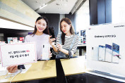 KT 모델이 삼성전자 갤럭시A90 5G 출시를 알리고 있다. [KT 제공]