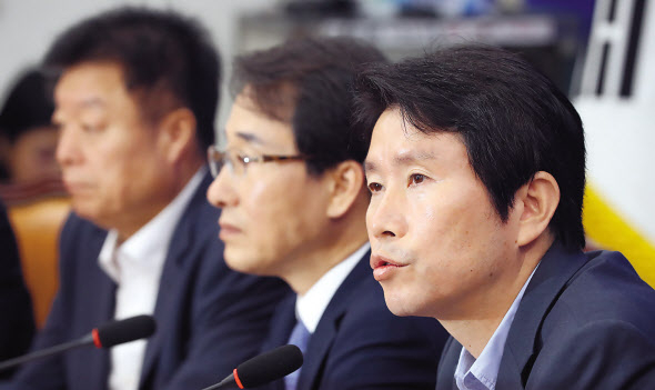 더불어민주당 이인영 원내대표가 3일 오전 국회에서 열린 원내대책회의에서 발언하고 있다. [연합]