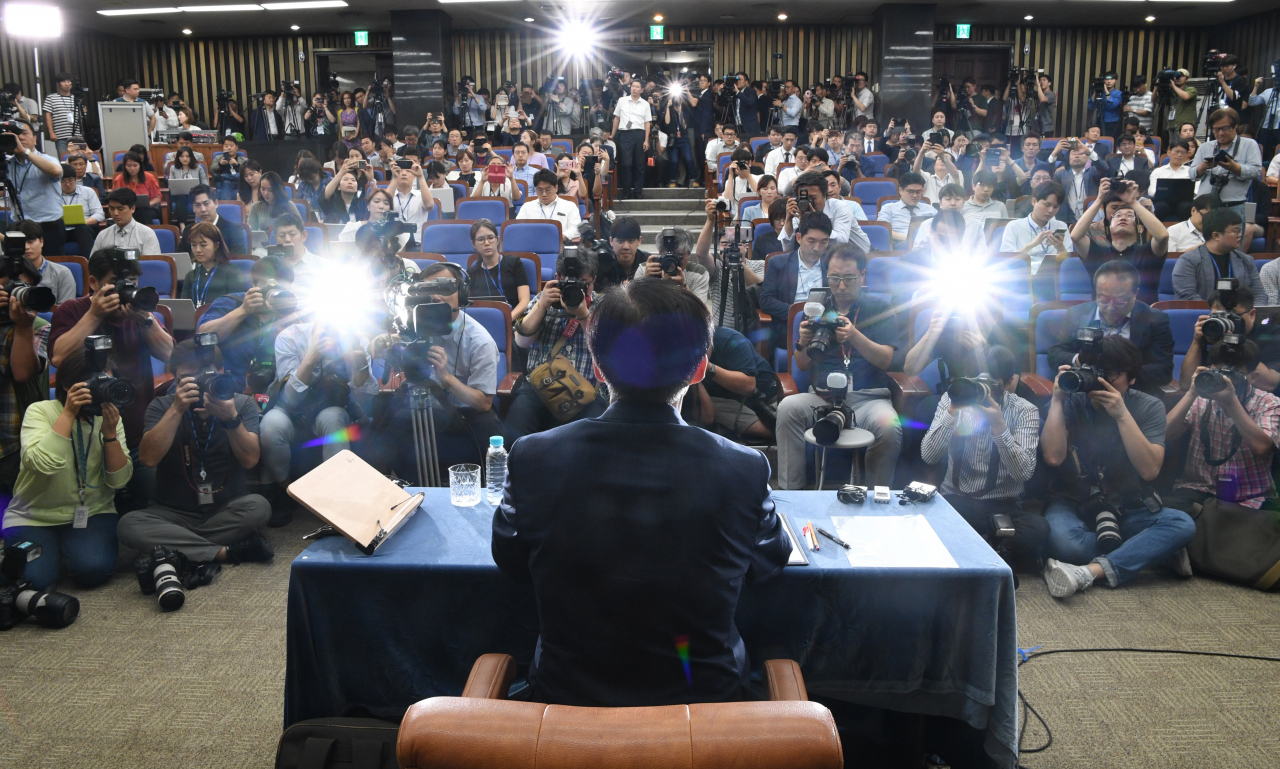 조국 법무부 장관 후보자가 2일 오후 국회에서 기자간담회를 하고 있다. [연합]
