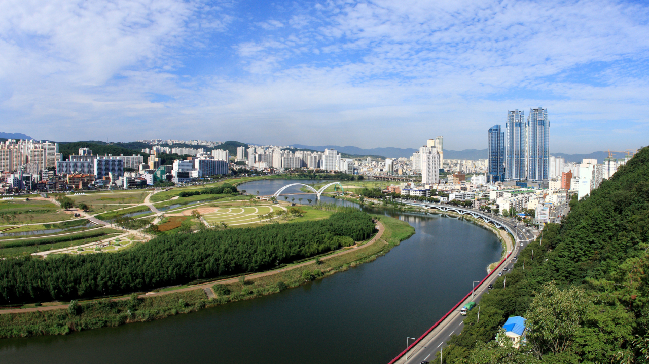 전자책에는 주요 관광지, 식당, 체험 관광, 숙박, 축제 등 울산 관광상품구성에 필요한 정보와 저작권 없이 사용할 수 있는 사진, 울산시 관광 지원 정책 등이 수록된다. 사진은 태화강국가정원과 주변 시가지.