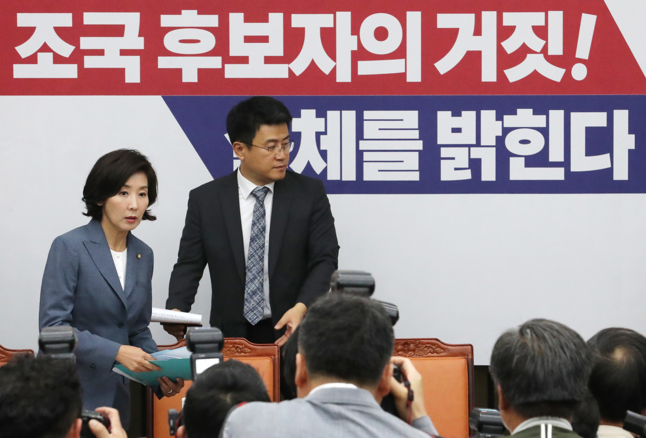 자유한국당 나경원 원내대표(왼쪽)가 3일 오후 국회에서 열린 '조국 후보자의 거짓과 선동, 대국민 고발 언론 간담회'에 입장하고 있다. 연합뉴스