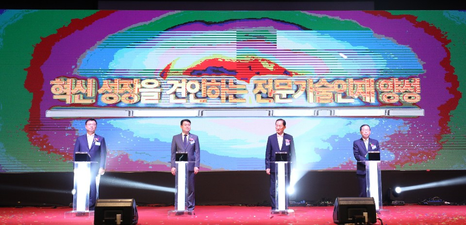 3일 열린 전문대학 혁신지원사업 출범식에서 비전을 선포하고 있다.(왼쪽부터 홍남표 한국연구재단 사무총장, 송승호 전문대학혁신지원사업발전협의회 회장교 총장, 이기우 한국전문대학교육협의회 회장, 김규태 교육부 고등교육정책실장)