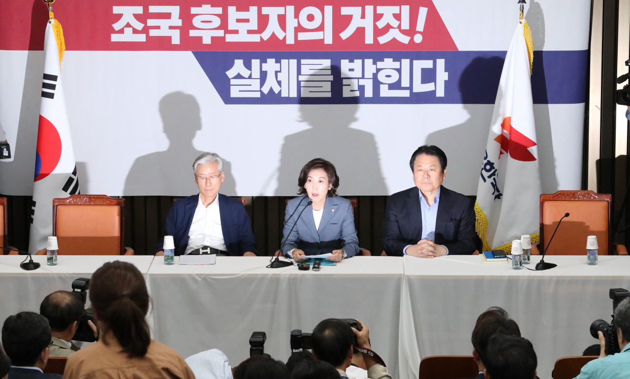 자유한국당 나경원 원내대표(가운데)가 3일 오후 국회에서 열린 '조국 후보자의 거짓과 선동, 대국민 고발 언론 간담회'에 입장해 자리하고 있다. 왼쪽은 여상규 의원, 오른쪽은 정양석 원내수석부대표. [연합]