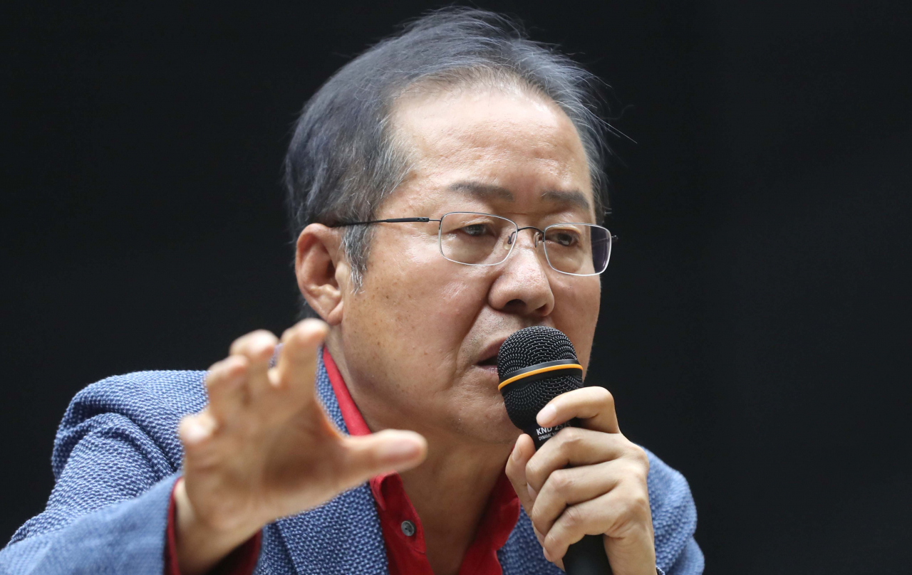 홍준표 자유한국당 전 대표가 3일 오후 경남 창원시 의창구 창원대학교 봉림관에서 열린 '홍준표와 청년 네이션 리빌딩을 말하다'라는 강연회에 참석해 발언하고 있다. [연합]