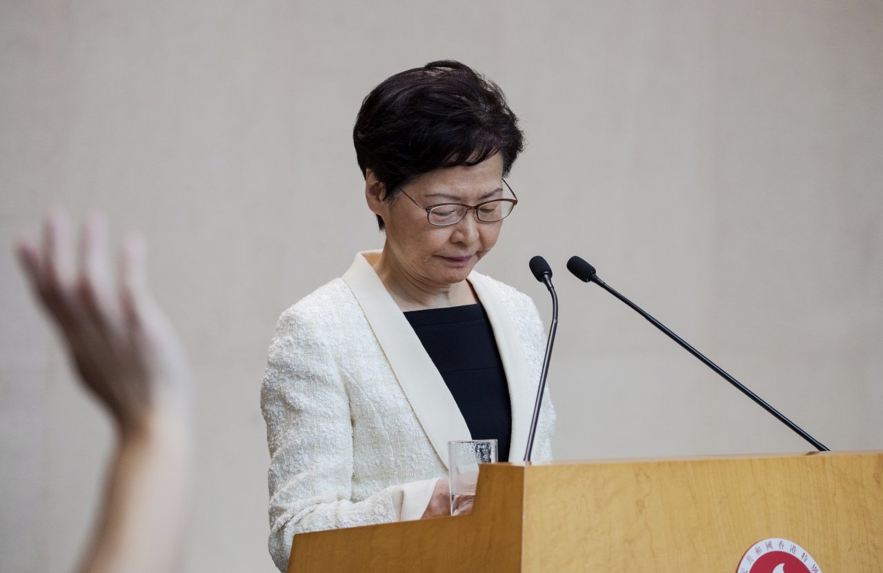 홍콩 행정수반인 캐리 람 행정장관이 3일 정부청사에서 기자회견을 갖고 있다. [연합]