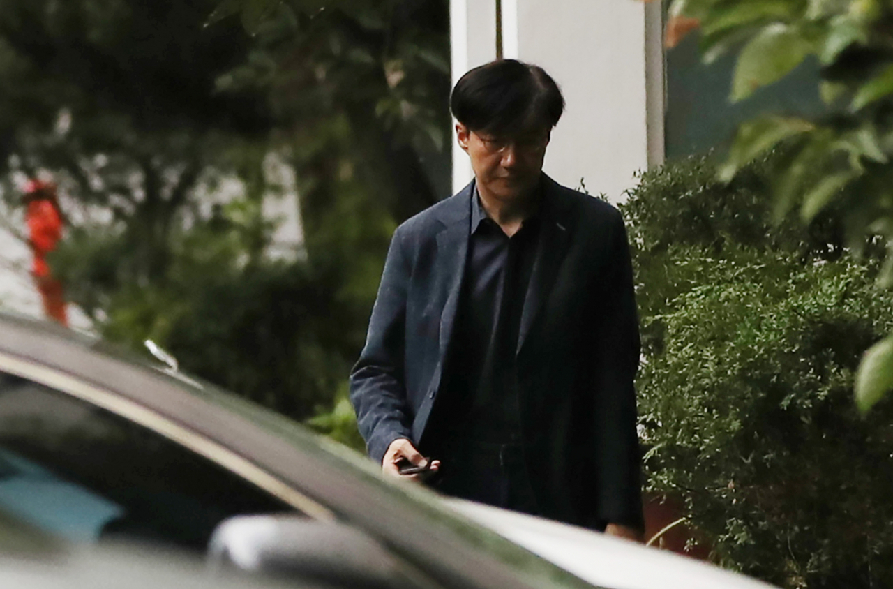 조국 법무부 장관 후보자가 3일 오후 서울 서초구 방배동 자택에서 나와 외출하고 있다. [연합]