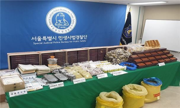 저렴한 쑥, 진피, 목향, 당귀, 감초 등과 발기부전치료제 성분을 혼합하는 방법으로 가짜 건강식품을 만들어낸 일당이 덜미를 잡혔다. 사진은 압수된 부정 식·의약품. [서울시 제공]