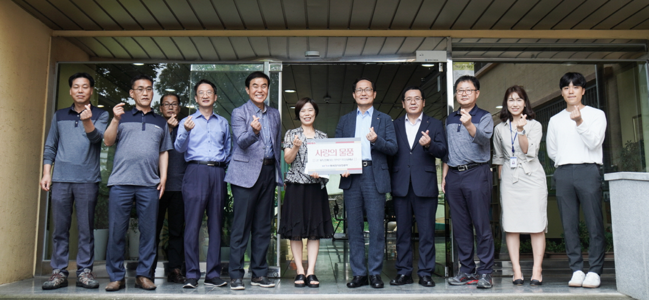조성완 전기안전공사 사장과 임직원들이 군산 신광모자원을 찾아 전통시장에서 구입한 식료품과 생활용품을 전달하고 있다. [한국전기안전공사 제공]