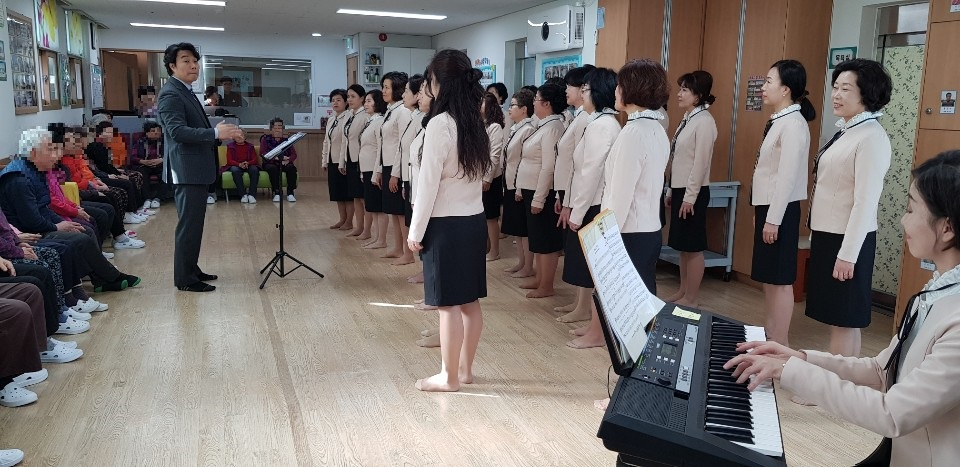 작년 12월 구립 엔젤데이케어센터에서 진행한 '찾아가는 작은음악회' 모습. [동작구 제공]