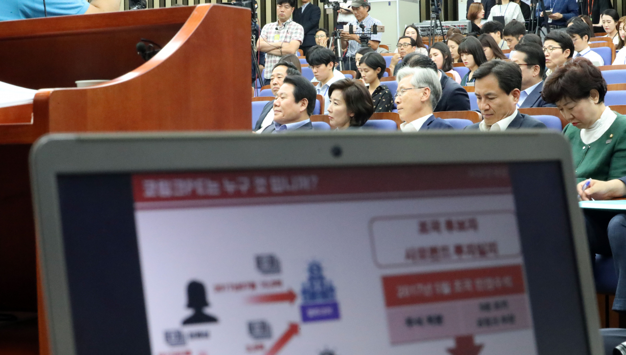 자유한국당 나경원 원내대표가 3일 여의도 국회에서 열린 ‘조국 후보자의 거짓과 선동, 대국민 고발 언론 간담회’에서 의원들의 발언을 지켜보고 있다. 왼쪽부터 정양석 원내수석부대표, 나 원내대표, 여상규 법제사법 위원장, 김진태 의원. [연합]