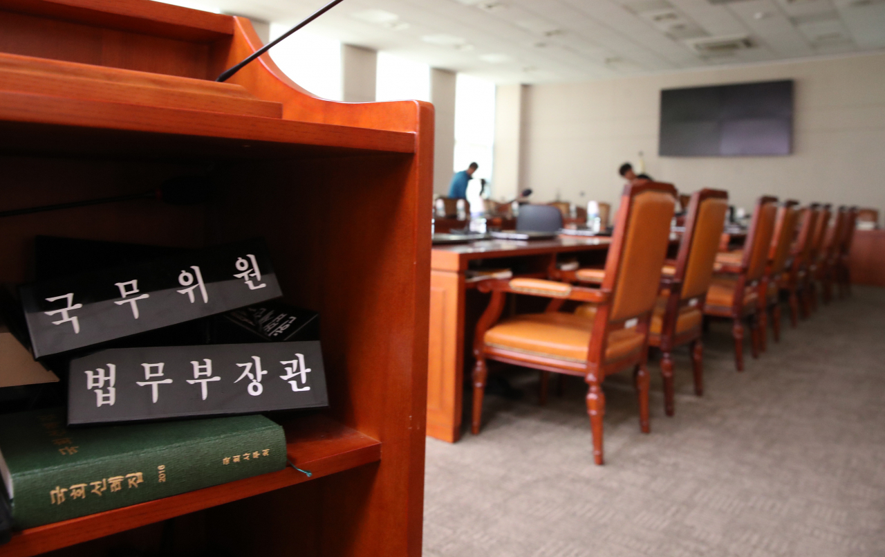 3일 오전 국회에서 열릴 예정이던 법제사법위원회 전체회의가 조국 법무부 장관 후보 청문회를 놓고 여야 공방이 이어지면서 파행되고 있다. [연합]