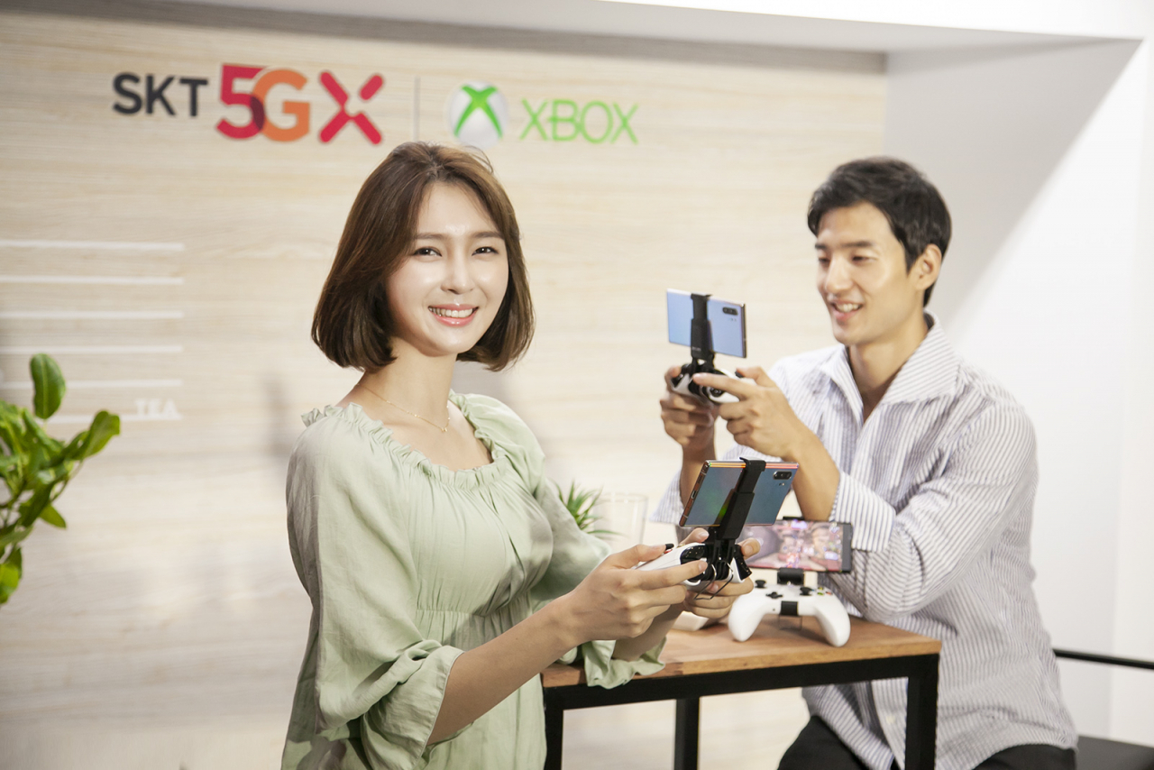 SK텔레콤은 4일 서울 을지로 본사에서 MS와 함께 손잡고 추진하는 클라우드 게임 기술 ‘프로젝트 엑스클라우드(Project xCloud)’를 선보였다. SK텔레콤 모델들이 ‘프로젝트 엑스클라우드’를 시연하고 있다 [SKT 제공]
