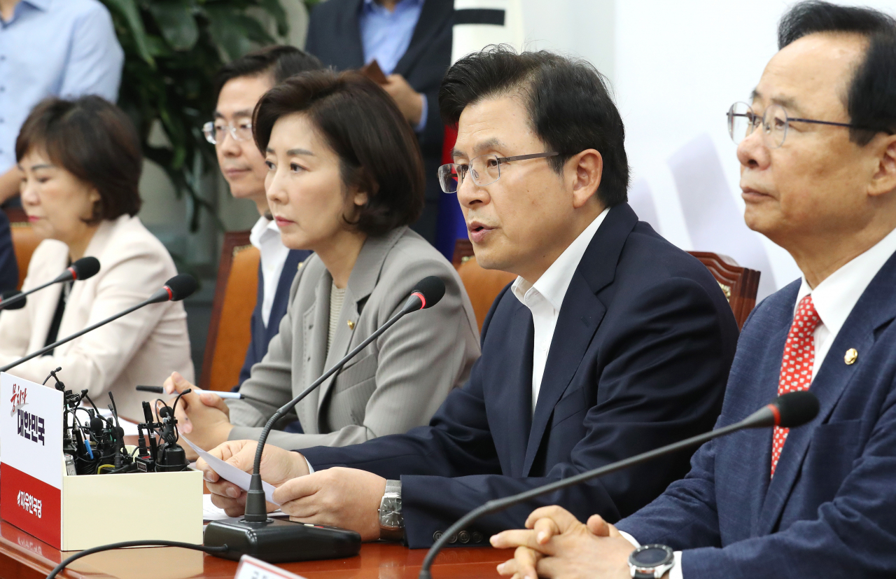 자유한국당 황교안 대표(오른쪽 두번째)가 4일 오전 국회에서 열린 최고위원-중진의원 연석회의에서 발언하고 있다. 연합뉴스