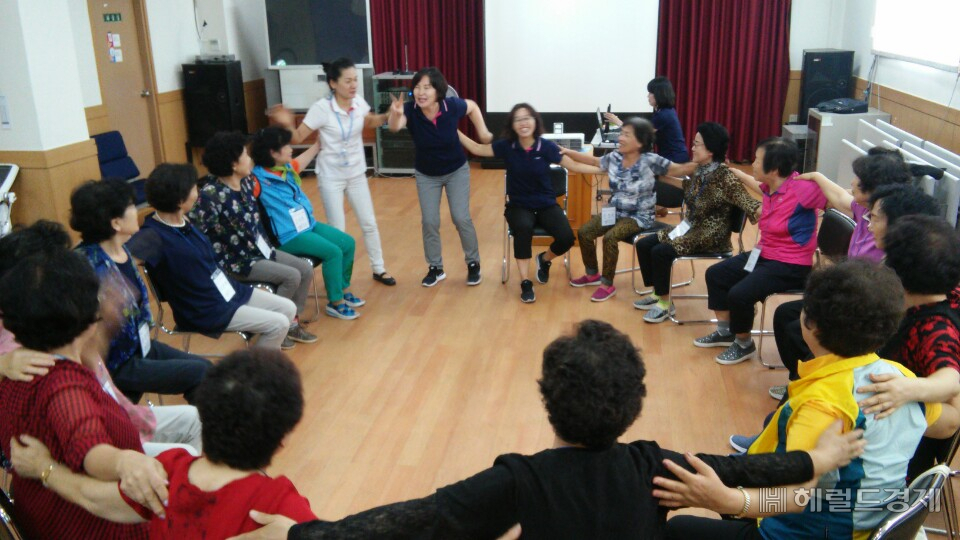 방문간호사와 지역 노인들이 집합 교육 프로그램을 진행하고 있다. [관악구 제공]