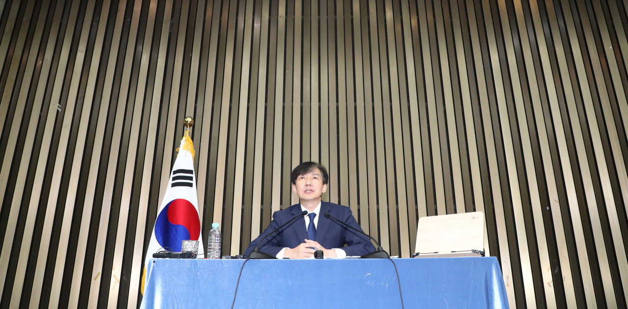 조국 법무부 장관 후보자가 2일 오후 국회에서 저녁 식사를 마치고 다시 시작된 기자간담회에서 취재진의 질문에 답변하고 있다. 연합뉴스