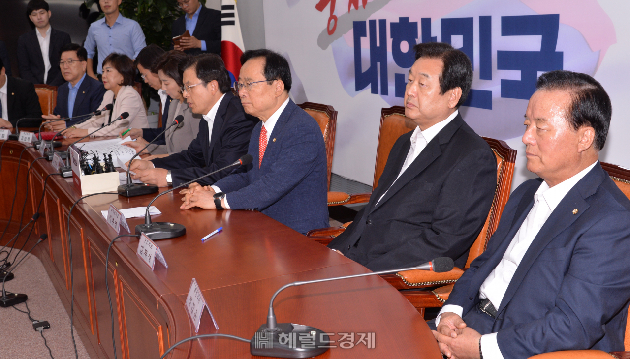 자유한국당 최고중진위원 연석회의가 4일 국회에서 열렸다. 조국후보자의 청문회를 둘러싼 강대강 대립이 계속되고 있는 가운데 민주당과 조국후보자에게 되치기를 당한 자유한국당의 대응이 주목되고 있다. 이 날 황교안 당대표는 조국후보자가 '나는 모른다'라는 말을 50번 했다는 말로 시작 조국후보자의 숨겨졌던 거짓말이 계속 드러나고 있다며 날을 세웠다. 정희조 기자/checho@heraldcorp.com 190904
