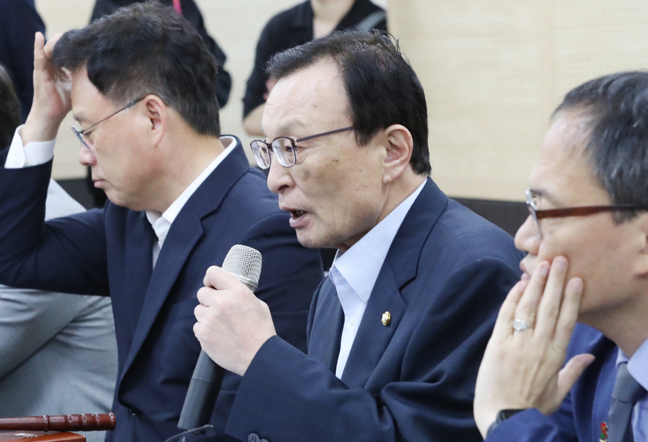 더불어민주당 이해찬 대표가 4일 오전 인천 남동구 화장품 제조업체인 ㈜서울화장품에서 열린 현장최고위원회의에서 발언하고 있다. 연합뉴스